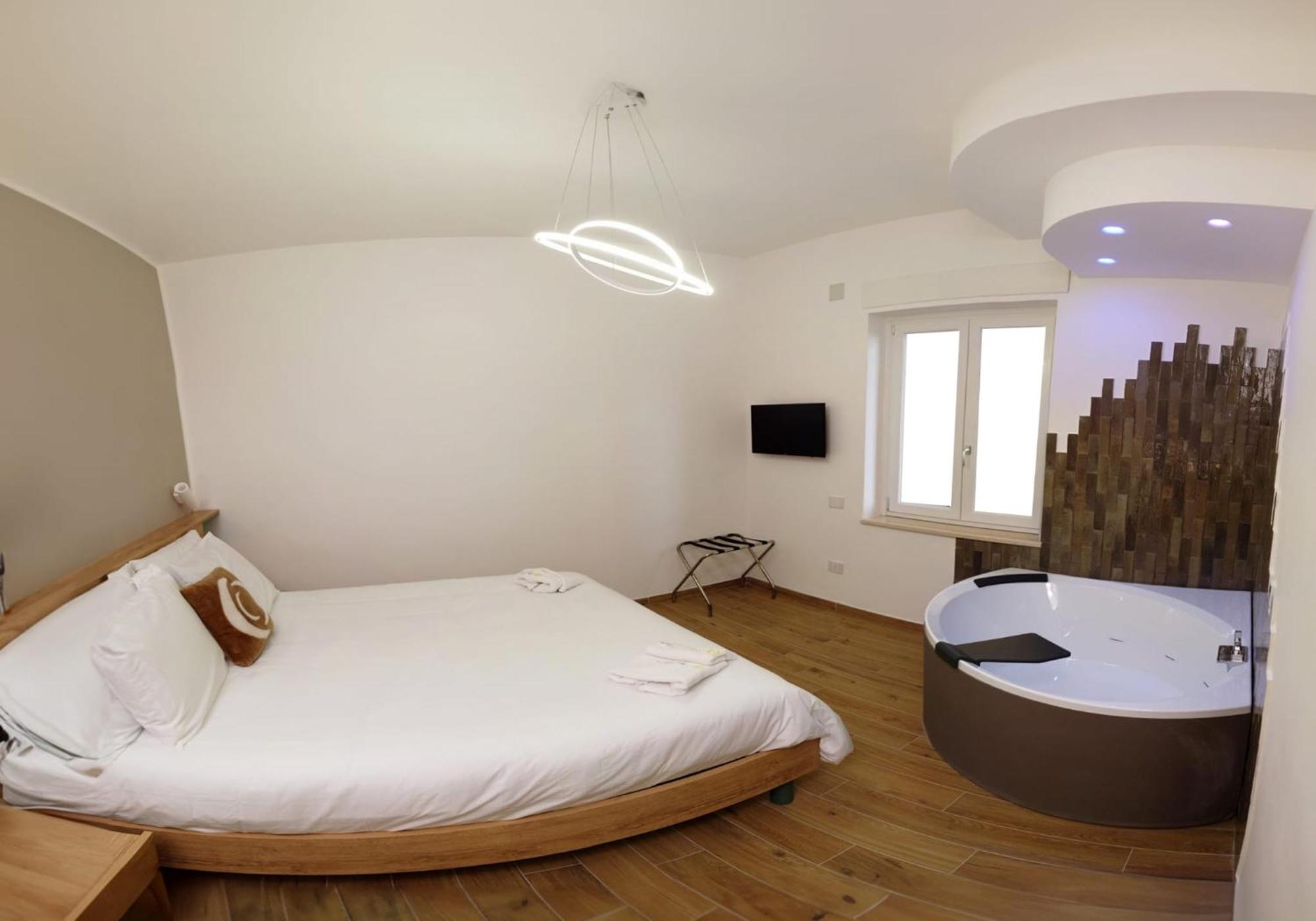 Three Moons Boutique House/Calypso Apartment Салерно Екстериор снимка